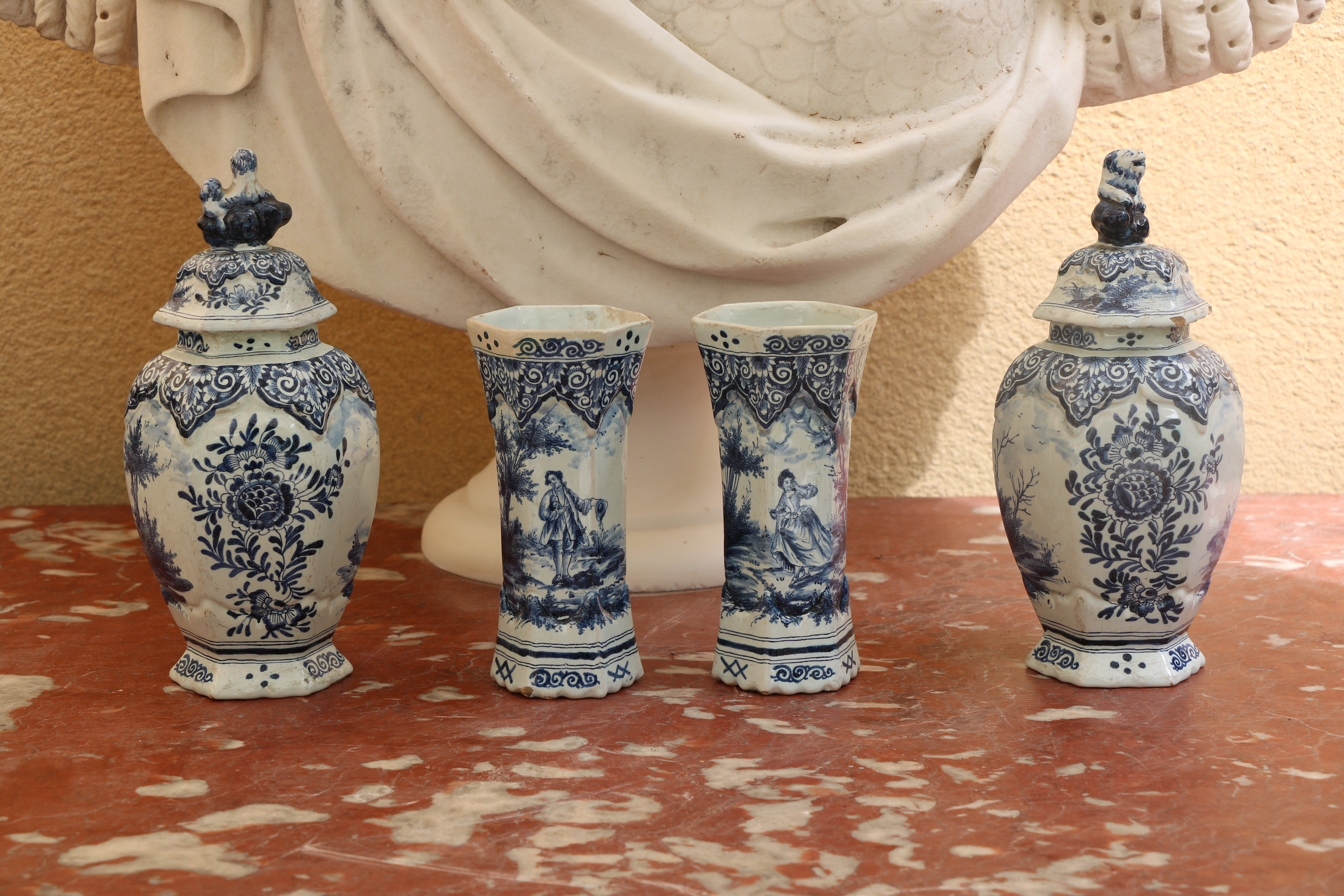 Suite de quatre vases en faïence de Delft