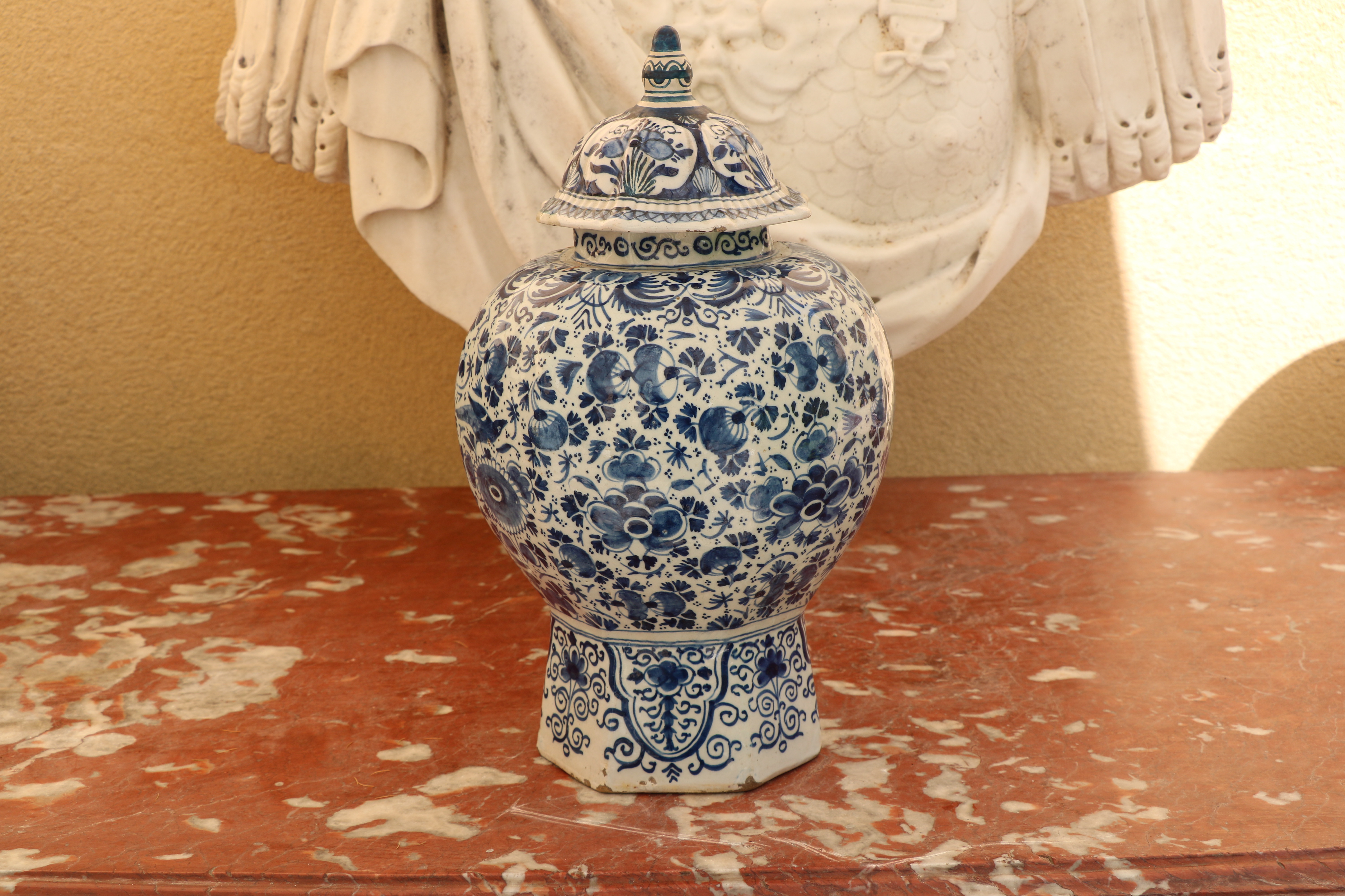 Vase balustre en faïence de Delft d'époque XVIIe